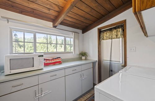 Twain Harte Cabin | Little Red Cabin - King bed, 25 minutes to Dodge Ridge & Pinecrest