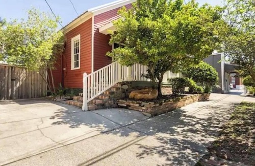 Old East Hill House | Little Red House-Downtown-Cute, Historic-Cottage.