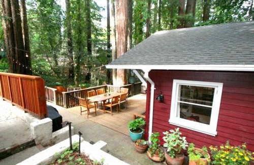 Northwood House | Little Red House! Redwoods! Hot Tub! BBQ! Fast WiFi! Multiple Decks! Near Golf Course! Dog Friendly!