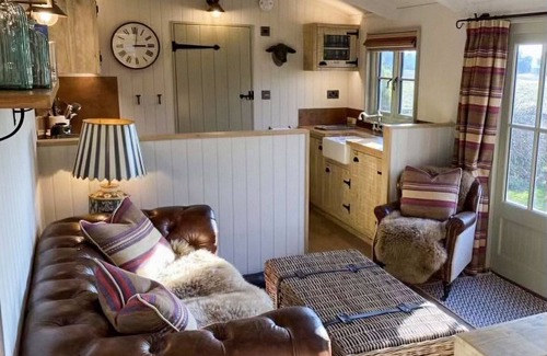 Kingswood Cottage | Little Red House - UK41233