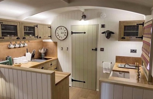 Kingswood Cottage | Little Red House - UK41233