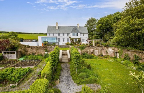 Dartmouth House | Little Redlap in Dartmouth