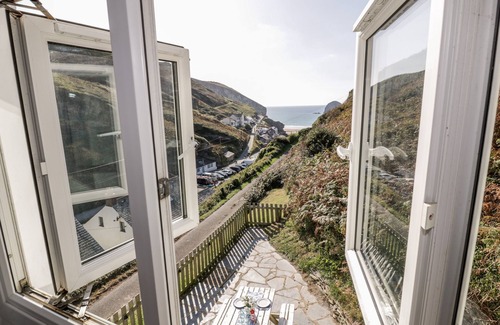 Trebarwith Strand Cottage | LITTLE RUFFO, pet friendly, character holiday cottage in Tintagel