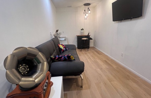 Valencia Apartment | Little safe quiet front yard 1 bedroom