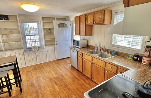 Fredericksburg Cottage | “Little Sligo” Downtown cottage.