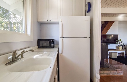 Olga Cabin | Little Stuga - Cozy, Private, Walk to water w/views
