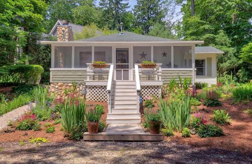 Douglas House | Little Stuga - Cute cozy cottage - minutes from downtown and Oval Beach!