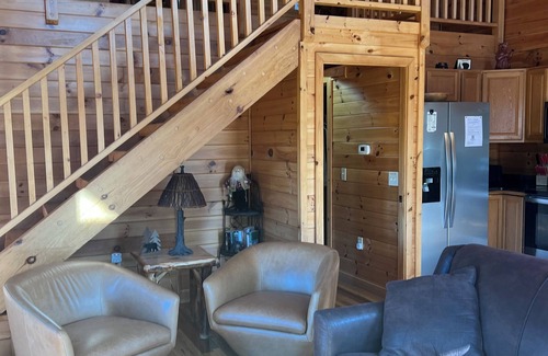 Bryson City Cabin | Little T's Cabin Great Smoky Mtns, Hot Tub, Polar Express, King Bed, WiFi