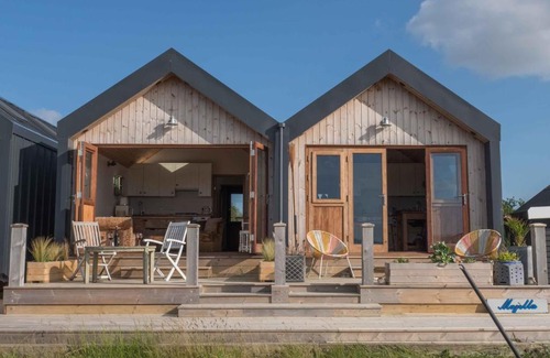 Cowes Ski Chalet | Little Tern, Beachside chalet 6, access to beach