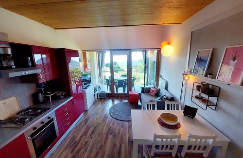Villanuova sul Clisi House | Little terraced house on the green hills above Salò - Red House