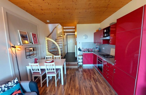 Villanuova sul Clisi House | Little terraced house on the green hills above Salò - Red House