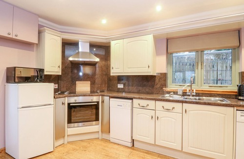 Spean Bridge Cottage | LITTLE TIGH CLOVELLY, romantic, with a garden in Spean Bridge