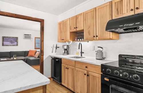 Hunter Cabin | Little Timber Lodge - 3BD Modern Wellness Retreat. Sauna, Cold Plunge, 2 Acres