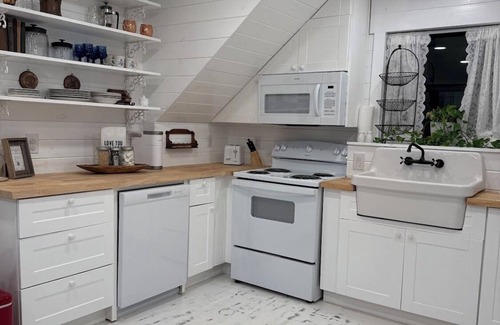 Sunset Cottage | Little White Barn - Private 20 Acre Escape w/Pond