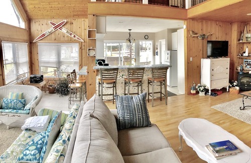 Chippewa Lake House | Little White Cottage on Chippewa Lake just steps to the waters edge.