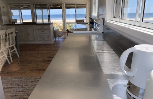 Moorowie Cottage | LITTLE WHITE SHACK on the beach, Hardwicke Bay, Yorke Peninsular