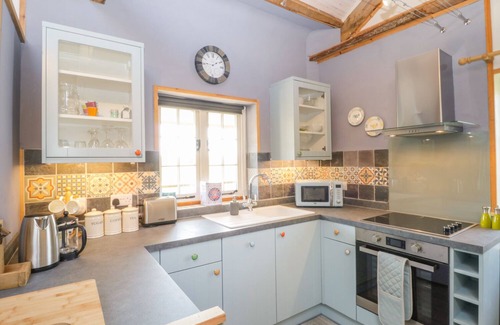 Blandford Forum Cottage | LITTLE WILLOW, pet friendly, with open fire in Child Okeford
