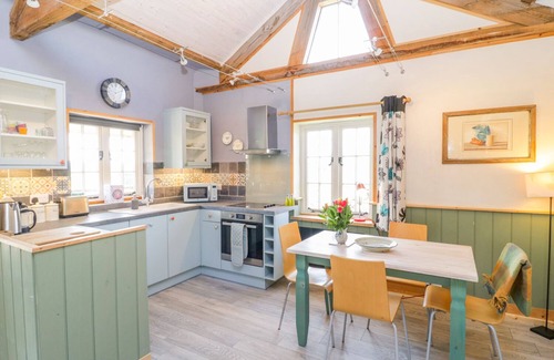 Blandford Forum Cottage | LITTLE WILLOW, pet friendly, with open fire in Child Okeford