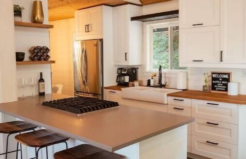 Crestline Cabin | Little Wolf Lodge/Cozy Modern Cabin at Lake Gregory