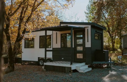 Central Point Apartment | Little Wolf Tiny Home cozy, pet friendly, secludednn
