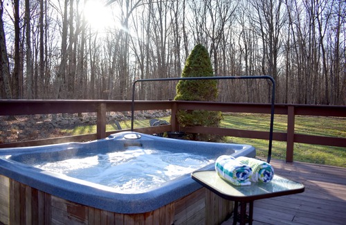 Albrightsville Cabin | Little Woodsy Lodge in the Poconos - Cozy Cabin Retreat with Hot Tub