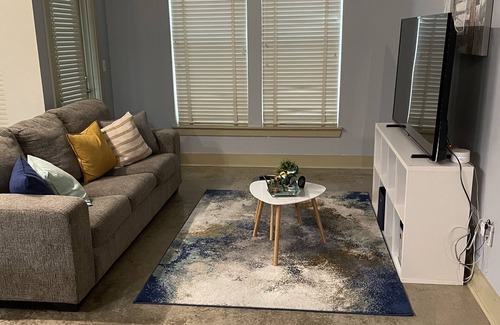 Lindridge-Martin Manor Apartment | Litty in The City