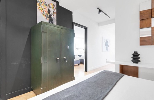 La Petite-Patrie Apartment | LiV MTL Plaza-3 Premium Bachelor Poker Foosball