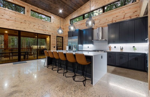 Hochatown Cabin | Liv n Love, Pickleball/Basketball, 2 Game Rooms, 2 Hot Tubs, Desk, Slide