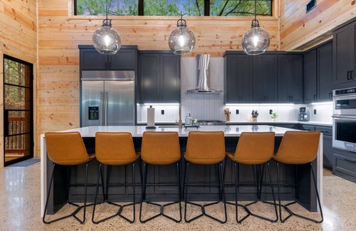 Hochatown Cabin | Liv n Love, Pickleball/Basketball, 2 Game Rooms, 2 Hot Tubs, Desk, Slide