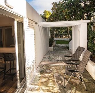 Voula House | LIVAS Athens Voula garden bungalow