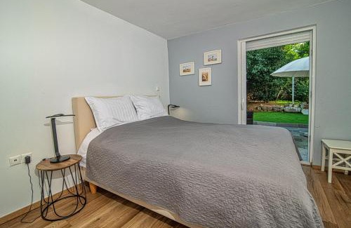 Voula House | LIVAS Athens Voula garden bungalow
