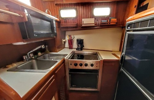 Testman Boat Rental | Live aboard the Tradewinds trawler at Green Cay Marina.