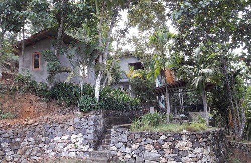 Puwakpitiya House | LIVE IN A TEA ESTATE : QUIET : GREEN : FOREST AT HIGH ELEVATION : SPLENDID VIEWS
