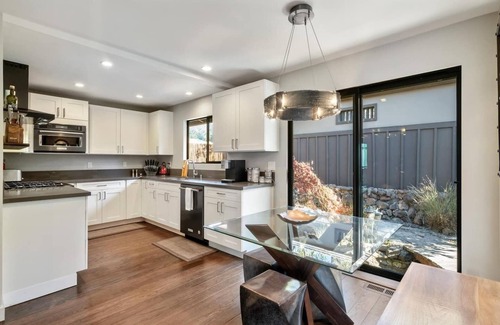 Claremont Hills House | Live in luxury in this meticulously updated 3BR/3BA Claremont Heights mid-century modern home w/AC.