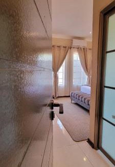 Mahalapye Bed & Breakfast | LIVE-INN LUXURY SUITES