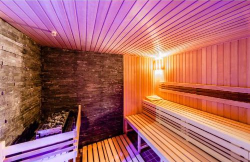 Chodov Apartment | LIVE-INN PRAGUE COZY SUITE FOR 1-4 GUESTS, 20 Mins to center, Lift, Gym, Reception, Parking, Roof Terrace, Game & Party