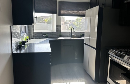 Del Aire House | Live like a Hollywood superstar. Right next to LAX, SoFi Stadium, and beaches.