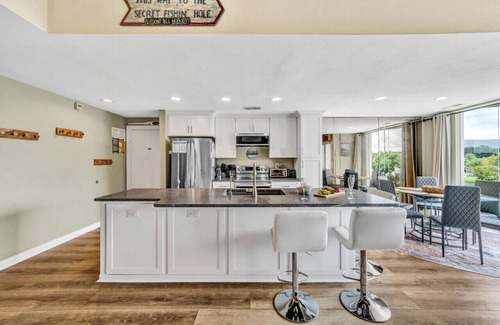 North Shore Condo | Live, Love, Lake- Condo at Bernard's Landing with community pool, beach and tennis courts.