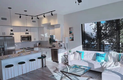 West Palm Beach Apartment | Live lux nearby the beach and downtown WPB/Gym/Ev