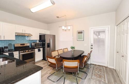 Austin House | Live Music | BBQ | Games | Patio | Gym Equipment