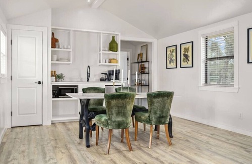 Dripping Springs Cottage | 'Live Oak Cottage'- Allegro Venue in Hill Country