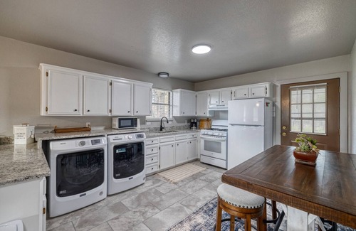 Concan House | Live Oak Cottage on a beautiful lot with large oak trees and fenced backyard.