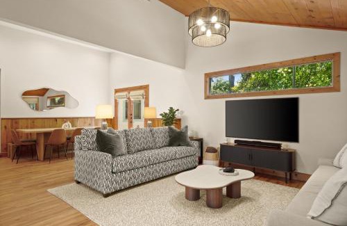 South Lamar Villa | Live Oak Hideaway
