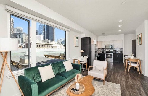 Downtown Seattle Apartment | Live & Work! Best Views in Prime DT Fast Wi-fi