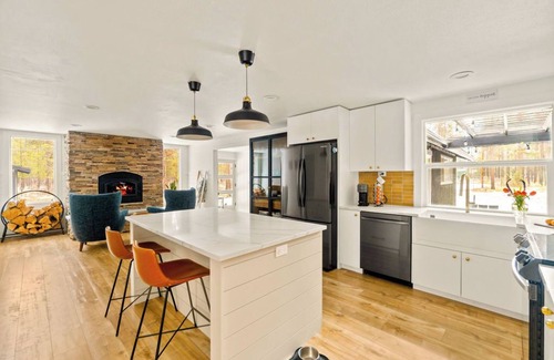 Three Rivers House | LIVE76 - Modern Sunriver Getaway, Huge, Private Yard