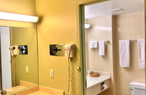 Lively Hotel | Lively Inn & Suites