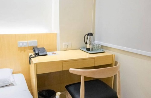 Downtown Tacloban Apartment | Lively Studio near Tacloban City Convention Center