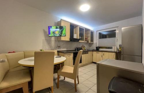 Marxloh Apartment | Livemore24 - Apartment 5 in Duisburg WLAN - Smart-TV - 24-7 Check-in und Küche