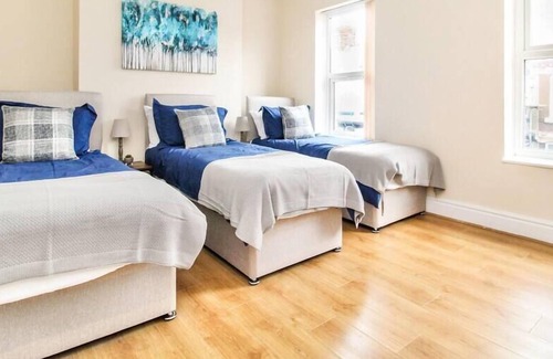 Warrington House | Liverpool City Centre House with Parking & Wifi