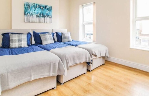 Warrington House | Liverpool City Centre House with Parking & Wifi